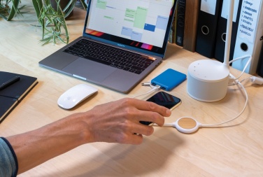 Logotrade Werbeartikel das Foto: 3-in-1 Kabel mit 5W Bambus Wireless Charger
