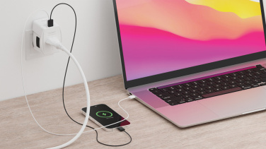 Logotrade Firmengeschenke das Foto: SKROSS World Travel Adapter MUV 65W PD mit USB-C-Kabel