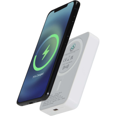 Logotrade Werbeartikel das Foto: Acrab 15 W 10.000 mAh magnetische kabellose Powerbank mit 20 W PD aus recyceltem Kunststoff