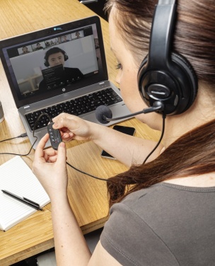 Logo trade firmakingituse pilt: Üle kõrva juhtmega töötav peakomplekt