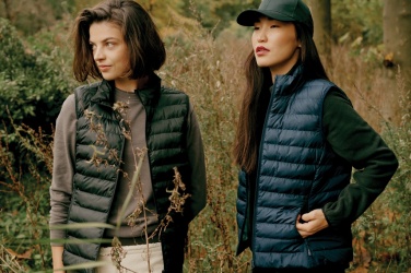 Logotrade firmakingituse foto: Iqoniq Meru naiste taaskasutatud polüestrist vest