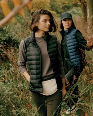 Logo trade meene pilt: Iqoniq Meru naiste taaskasutatud polüestrist vest