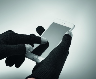 Logotrade ärikingituse foto: Talvekomplekt taaskasutatud materjalist, kindad, müts ja sall