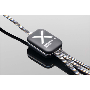 Logotrade mainoslahjat ja liikelahjat tuotekuva: SCX.design C33 60 W:n Type-C-latauskaapeli, jossa on kaksi valaistua logoa 
