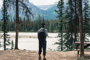 Logotrade reklaminės dovanos nuotrauka: Swiss Peak AWARE™ 15,6 colio nešiojamojo kompiuterio kuprinė nuo vagystės