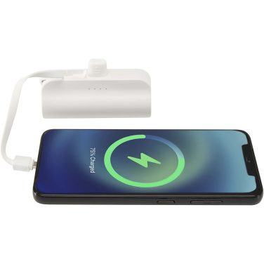 Logotrade reklaminiai produktai nuotrauka: „Alnair“ 5000 mAh 10 W perdirbto plastiko C tipo išorinė baterija su integruotu atlenkiamu stovu ir 2 viename laidu