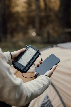 Logotrade reklaminiai produktai nuotrauka: „Nordic Drift Titan“ 10 000 mAh saulės energija varoma išorinė baterija su 3 panelėmis