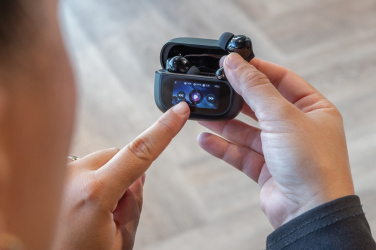 Logotrade biznesa dāvanas foto: Airtune RCS pārstrādātas plastmasas ANC austiņas ar skārienekrānu
