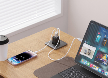 Logotrade korporatīvās dāvanas foto: Urban Vitamin Monterey RCS otrreizējās plastmasas 20W GAN lādētājs