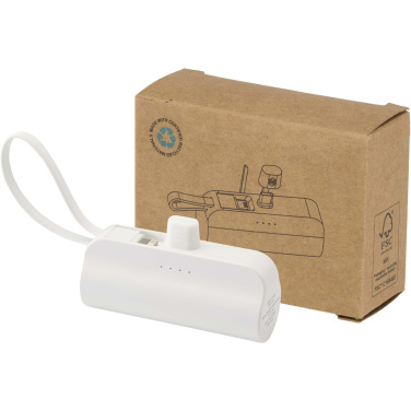 Logotrade korporatīvās dāvanas foto: Alnair 5000 mAh 10W pārstrādātas plastmasas C tipa pārnēsājamais akumulators ar iebūvētu atlokāmu statīvu un 2-in-1 kabeli