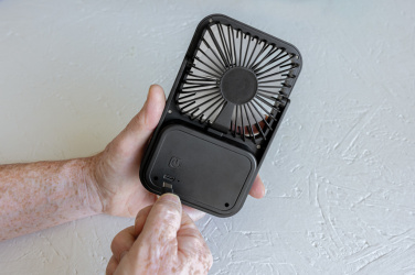 Logotrade logo dāvanas foto: Aervina RCS pārstrādātas plastmasas uzlādējams galda ventilators