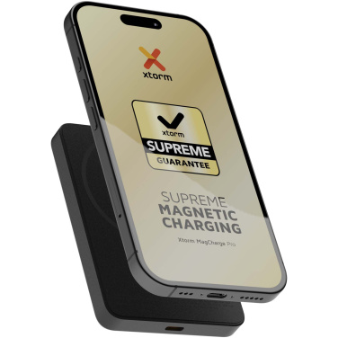 Logotrade reklamprodukter bild: Xtorm Go2 trådlös powerbank på 15 W, 5 000 mAh